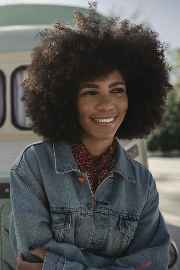 Comment intégrer des accessoires en denim dans une garde-robe chic?