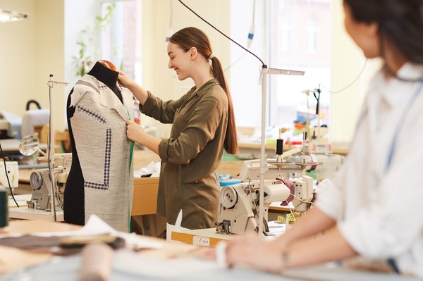 Mannequin femme assise : élégance et présentation optimale